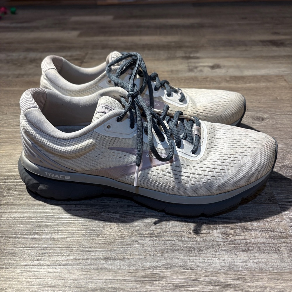 Brooks Trace 1 Size 9 Women’s Running Shoes Light Gray Purple